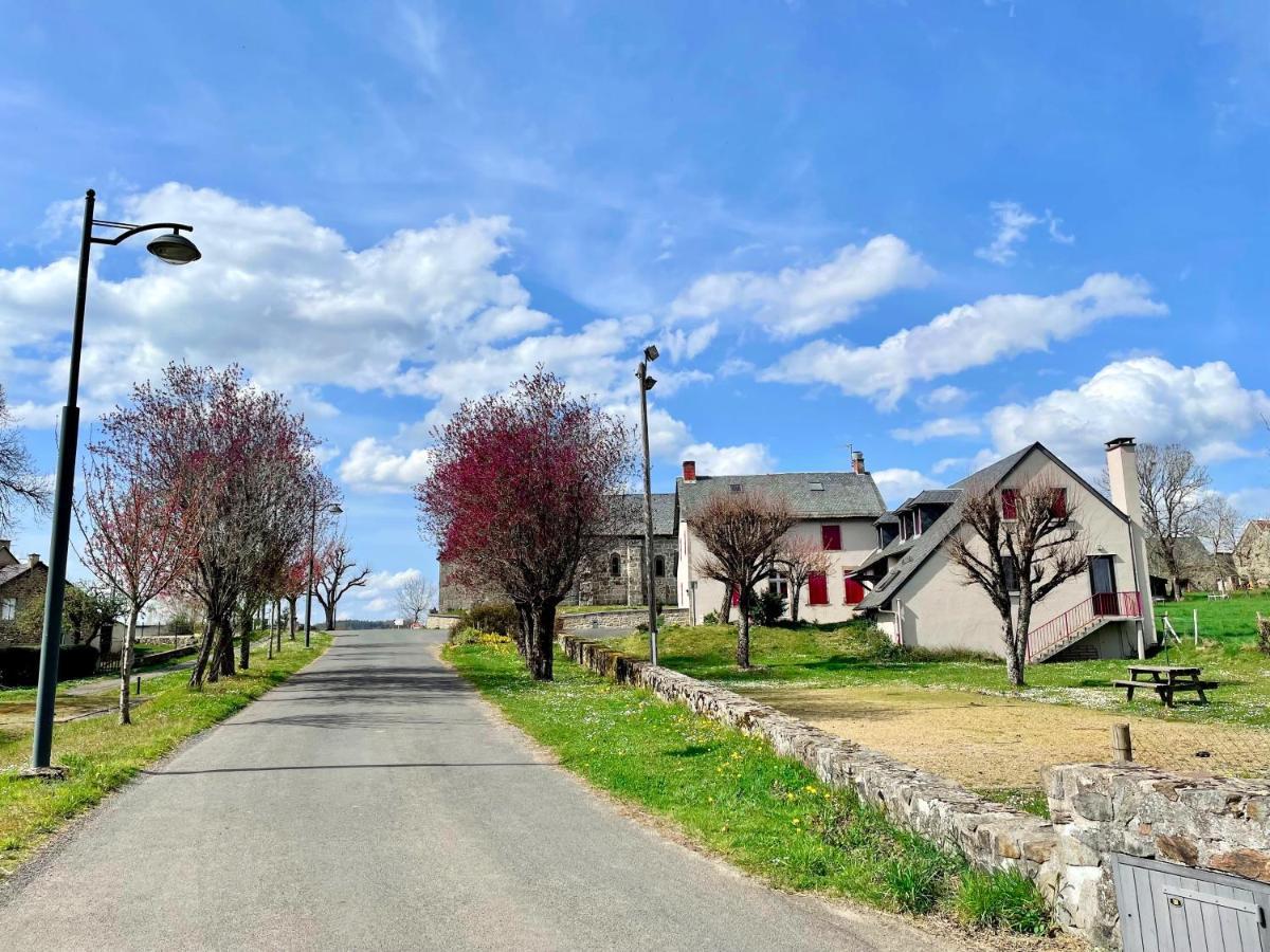 Auberge Le Beaulieu -Cantal Bagian luar foto
